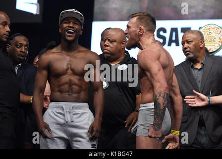 Floyd Mayweather Jr und Conor McGregor während der bei der T-Mobile Arena, Las Vegas, Nevada wiegen. Stockfoto