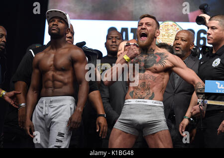 Floyd Mayweather Jr und Conor McGregor während der bei der T-Mobile Arena, Las Vegas, Nevada wiegen. Stockfoto