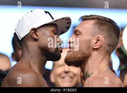 Floyd Mayweather Jr und Conor McGregor während der bei der T-Mobile Arena, Las Vegas, Nevada wiegen. Stockfoto