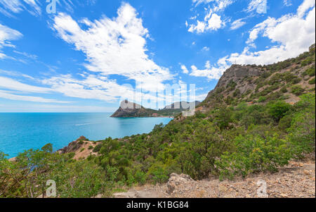 Blick auf die Bucht zum Resort Dorf in der Nähe der Bergen und mit einem großen Landspitze im Meer. Kap Chyken Halbinsel Krim, resort Noviy Svet Stockfoto