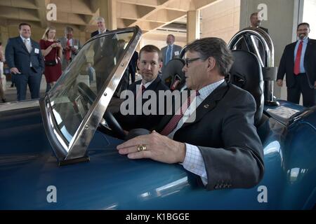 Us-Energieminister Rick Perry, rechts, sitzt hinter dem Steuer eines Shelby Cobra mit einem 3D-Drucker von der Oak Ridge National Laboratory Herstellung Demonstrationsanlage August 4, 2017 in Washington, DC. Stockfoto