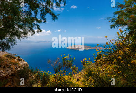 Blick auf die Bucht von Mirabello und die Insel Pseira, Sitia, Kreta, Griechenland Stockfoto