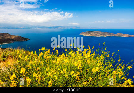 Blick auf die Bucht von Mirabello und die Insel Pseira, Sitia, Kreta, Griechenland Stockfoto