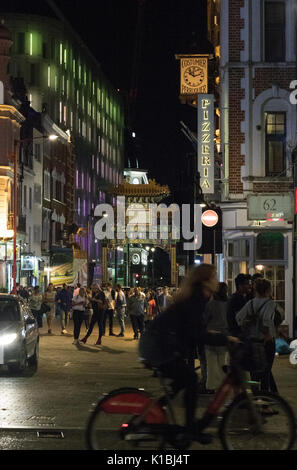 Soho Street Szene bei Nacht, London, England Stockfoto