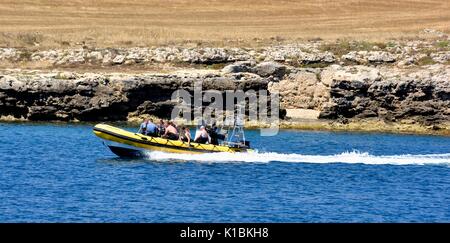 Taucher, die auf das Meer menorca Menorca Spanien Stockfoto