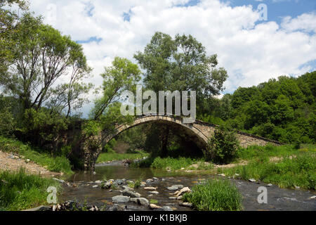 Alte römische Brücke in Rhodopi mountain Stockfoto