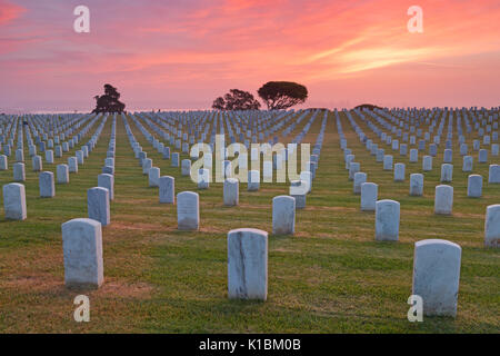 Sonnenaufgang am Fort Rosecrans National Cemetery, San Diego, Kalifornien Stockfoto