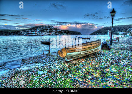 Stadt Dartmouth, England. Malerische Dämmerung Blick auf den Fluss Dart, mit der historischen Bayard Cove im Vordergrund. Stockfoto