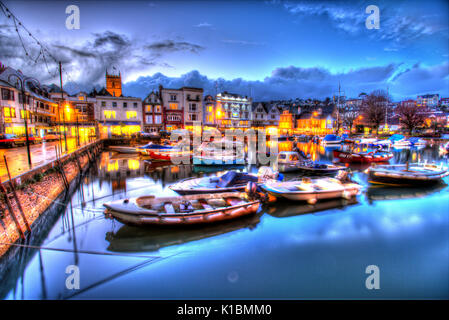 Stadt Dartmouth, England. Malerische Abend Blick auf Fischerei und Freizeitboote festgemacht an der Klasse II aufgeführten Boot schwimmen. Stockfoto