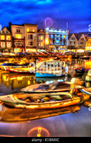 Stadt Dartmouth, England. Malerische Abend Blick auf Fischerei und Freizeitboote festgemacht an der Klasse II aufgeführten Boot schwimmen. Stockfoto