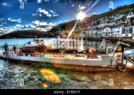 Stadt Dartmouth, England. Silhouetted Nacht Blick von Dartmouth unteren Fähre über den Fluss Dart. Stockfoto