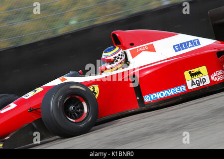 MUGELLO, IT, November 2007: Unbekannte laufen mit historischen Ferrari F1 F93 a während Finali Mondiali Ferrari 2007 in das mugello in Italien Stockfoto