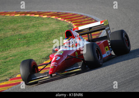 MUGELLO, IT, November 2007: Unbekannte laufen mit historischen Ferrari F1 F93 a während Finali Mondiali Ferrari 2007 in das mugello in Italien Stockfoto