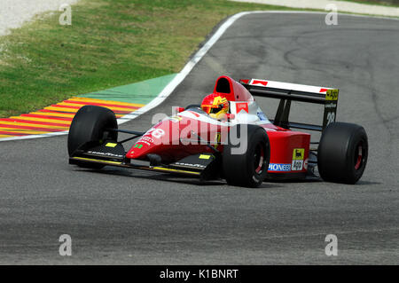 MUGELLO, IT, November 2007: Unbekannte laufen mit historischen Ferrari F1 F93 a während Finali Mondiali Ferrari 2007 in das mugello in Italien Stockfoto