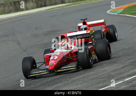 MUGELLO, IT, November 2007: Unbekannte laufen mit historischen Ferrari F1 F93 a während Finali Mondiali Ferrari 2007 in das mugello in Italien Stockfoto