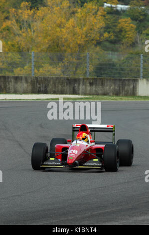 MUGELLO, IT, November 2007: Unbekannte laufen mit historischen Ferrari F1 F93 a während Finali Mondiali Ferrari 2007 in das mugello in Italien Stockfoto