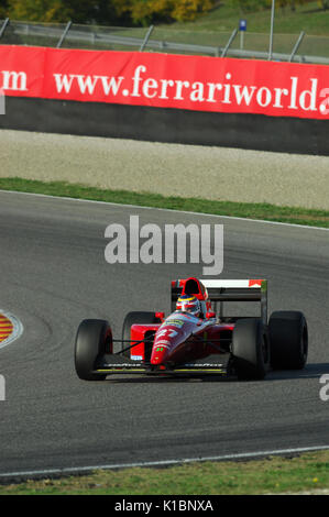 MUGELLO, IT, November 2007: Unbekannte laufen mit historischen Ferrari F1 F93 a während Finali Mondiali Ferrari 2007 in das mugello in Italien Stockfoto