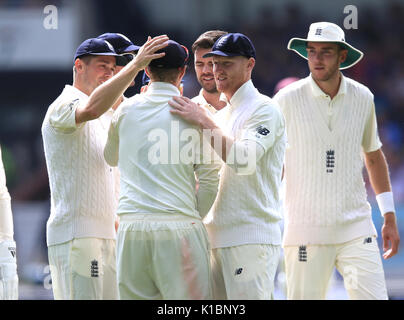 England's Joe Root (Mitte links) feiert nach der Einnahme der wicket von Westinseln Kyle Hoffnung in Tag zwei des zweiten Investec Testspiel in Leeds. Stockfoto