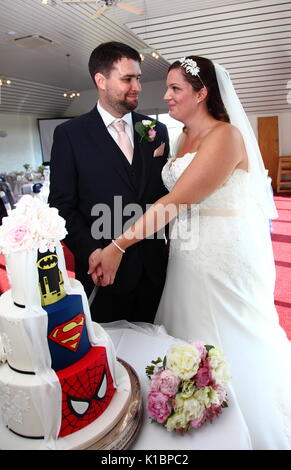 Hochzeitsfotos, Paare Heiraten und Feiern mit ihrer Familie und ihren Freunden. Stockfoto