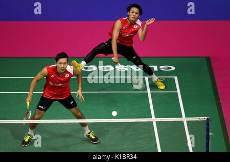 Japans Takeshi Kamura (oben) und Keigo Sonoda in Ihrem Halb Finale am Tag sechs der BWF-Weltmeisterschaften 2017 im Emirates Arena, Glasgow. Stockfoto