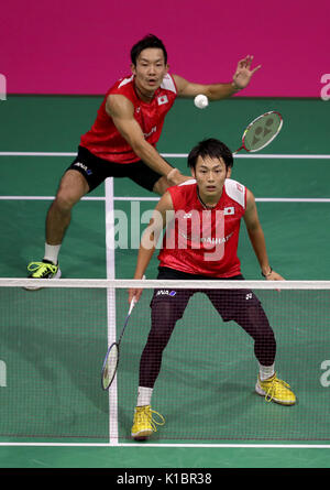 Japans Takeshi Kamura (unten) und Keigo Sonoda in Ihrem Halb Finale am Tag sechs der BWF-Weltmeisterschaften 2017 im Emirates Arena, Glasgow. Stockfoto