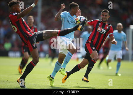 Von Manchester City Gabriel Jesus (Mitte) Schlachten mit AFC Bournemouth Tyrone Mings (links) und Andreas Surman während der Premier League Match an der Vitalität Stadium, Bournemouth. Stockfoto