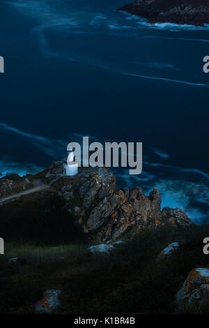 Cies Inseln in Vigo, Spanien, Detail der Leuchtturm bei Nacht Stockfoto