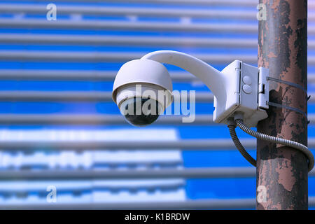 Security Cam in ein Glas Bürogebäude in Barcelona Stockfoto