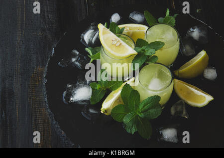 Limoncello, traditionellen italienischen Likör mit Zitronen auf den Jahrgang Tabelle, selektiver Fokus Stockfoto