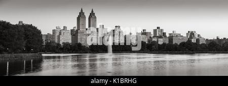 Panoramablick auf den Central Park West und das Jacqueline Kennedy Onassis Reservoir in der Morgendämmerung (Schwarz und Weiß). Upper West Side, Manhattan, New York City Stockfoto