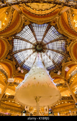 Galerien Lafayette Haussmann Interieur mit Glaskuppel zu Weihnachten. Paris, Frankreich Stockfoto