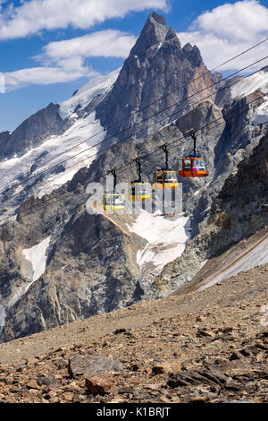 Seilbahnen von Meije Gletscher im Nationalpark Ecrins im Sommer. Alpes-de-Haute-Provence, Alpen, Frankreich Stockfoto