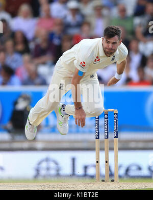 Der englische James Anderson köpft am zweiten Tag des zweiten Investec-Testmatches in Headingley, Leeds. DRÜCKEN SIE VERBANDSFOTO. Bilddatum: Samstag, 26. August 2017. Siehe PA Geschichte Cricket England. Bildnachweis sollte lauten: Nigel French/PA Wire. EINSCHRÄNKUNGEN: Nur für redaktionelle Zwecke. Keine kommerzielle Nutzung ohne vorherige schriftliche Zustimmung der EZB. Nur für Standbilder. Keine bewegten Bilder zum Emulieren der Übertragung. Keine Entfernung oder Verdunkelung von Sponsorlogos. Stockfoto