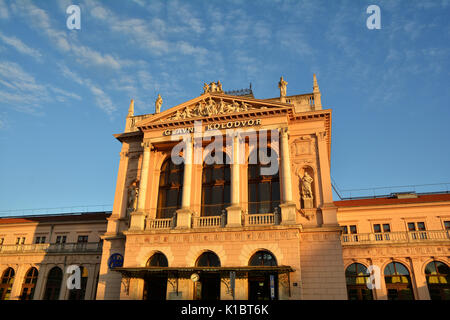 ZAGREB, KROATIEN - 14. Juli 2017. Zagreb Bahnhof Gebäude im Licht des Sonnenuntergangs. Stockfoto