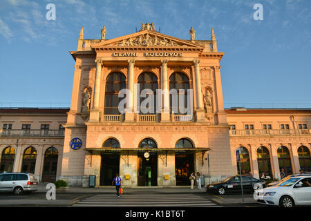 ZAGREB, KROATIEN - 14. Juli 2017. Zagreb Bahnhof Gebäude im Licht des Sonnenuntergangs. Stockfoto