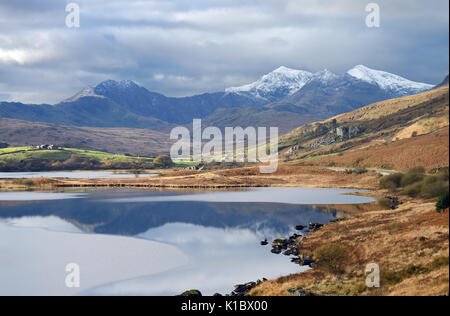 Llynnau Mymbyr sind zwei Seen in Dyffryn Mymbyr Tal in Snowdonia und sind hier mit Mount Snowdon im Hintergrund zu sehen. Stockfoto