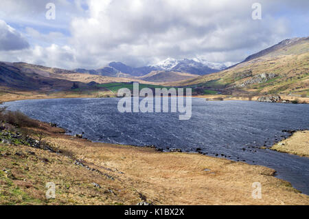 Llynnau Mymbyr sind zwei Seen in Dyffryn Mymbyr Tal in Snowdonia und sind hier mit Mount Snowdon im Hintergrund zu sehen. Stockfoto