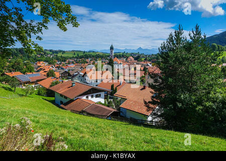 Kirche und Dächern der Marktgemeinde Nesselwang im Allgäu, Bayern im Sommer Stockfoto