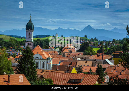 Kirche und Dächern der Marktgemeinde Nesselwang im Allgäu, Bayern im Sommer Stockfoto