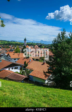 Kirche und Dächern der Marktgemeinde Nesselwang im Allgäu, Bayern im Sommer Stockfoto