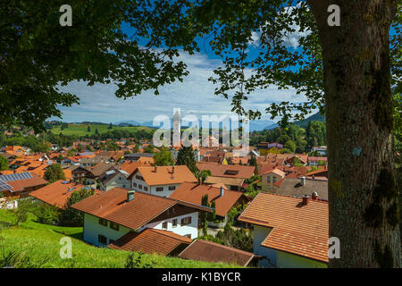 Kirche und Dächern der Marktgemeinde Nesselwang im Allgäu, Bayern im Sommer Stockfoto