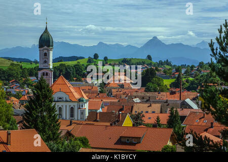 Kirche und Dächern der Marktgemeinde Nesselwang im Allgäu, Bayern im Sommer Stockfoto