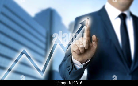 Diagramm der Touchscreen ist durch Geschäftsmann betrieben. Stockfoto