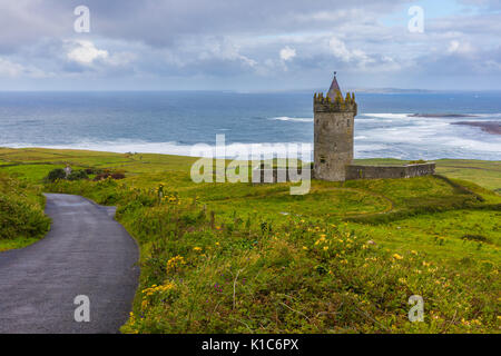 Doonagore Castle ist ein runder Turm aus dem 16. Jahrhundert Haus mit einem kleinen Stadtmauer befindet sich etwa 1 km oberhalb der Küstenstraße Dorf Doolin im County Cl Stockfoto