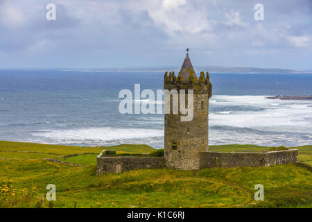 Doonagore Castle ist ein runder Turm aus dem 16. Jahrhundert Haus mit einem kleinen Stadtmauer befindet sich etwa 1 km oberhalb der Küstenstraße Dorf Doolin im County Cl Stockfoto