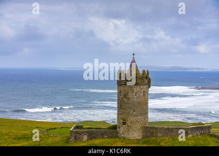 Doonagore Castle ist ein runder Turm aus dem 16. Jahrhundert Haus mit einem kleinen Stadtmauer befindet sich etwa 1 km oberhalb der Küstenstraße Dorf Doolin im County Cl Stockfoto