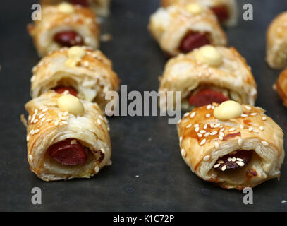 Schweine in einer Decke hors d'oeuvres mit Senf droplet Stockfoto