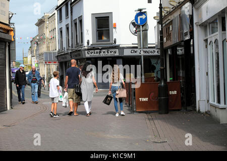 Eine attraktive Familie wandern entlang der Straße in Nott Square in Richtung King Street in Carmarthen Town, Carmarthenshire, Wales UK KATHY DEWITT Stockfoto