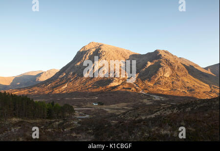 Lagangarbh Cottage am Fuße der imposanten Buchaille Etive Mor Berg, Glencoe, Schottland, UK Stockfoto