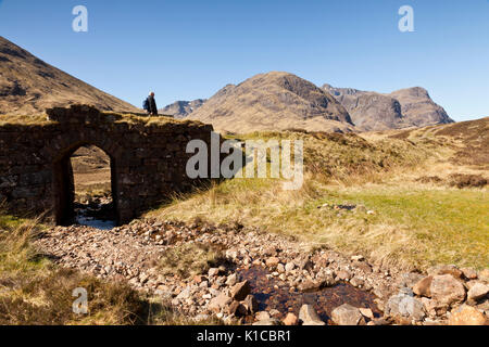 Ein Mann Wandern in den Bergen von Glencoe, Schottland, UK Stockfoto